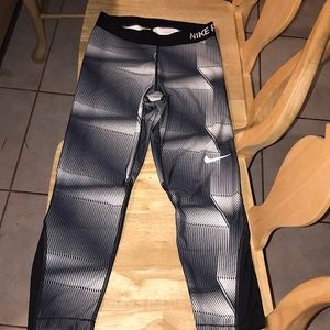 Nike pro capri workout leggings
